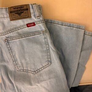Wrangler loose fit/wide leg light wash jeans